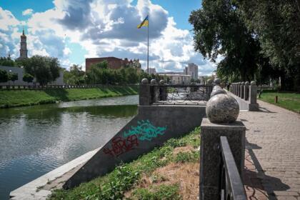 В Харькове привели в надлежащее состояние ограждение на Лопанской набережной в Холодногорском районе