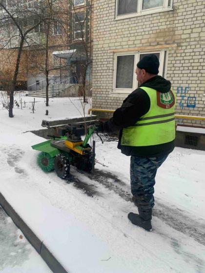 Харків вкрився снігом: від ранку на вулицях міста працюють комунальники