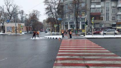 Харків вкрився снігом: від ранку на вулицях міста працюють комунальники