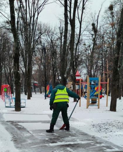 СКП «Харківзеленбуд» з самого ранку прибирають місця відпочинку