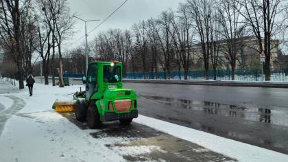 СКП «Харківзеленбуд» з самого ранку прибирають місця відпочинку