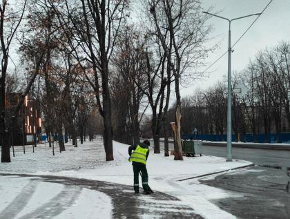 СКП «Харківзеленбуд» з самого ранку прибирають місця відпочинку