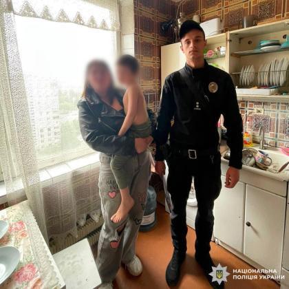 Мала дитина у Харкові ледве не випала з вікна 12го поверху
