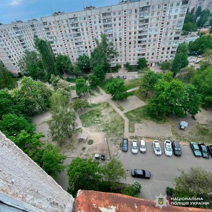 Мала дитина у Харкові ледве не випала з вікна 12го поверху