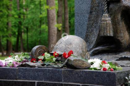 Харківʼяни вшановують памʼять загиблих у Другій світовій війні