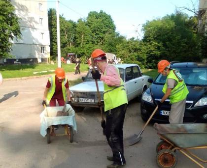 Комунальники впорядковують території в Київському й Холодногірському районах