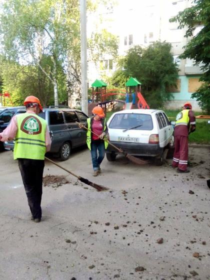 Комунальники впорядковують території в Київському й Холодногірському районах