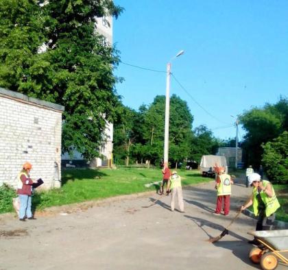 Комунальники впорядковують території в Київському й Холодногірському районах