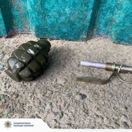 У Харкові чоловік повернувся до ТЦ з гранатою