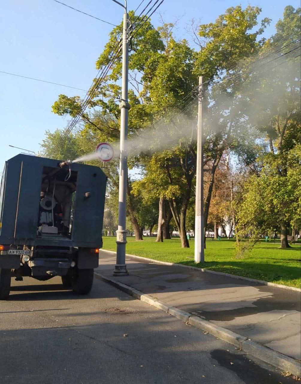 В Харькове обработка зеленых насаждений, будьте осторожны