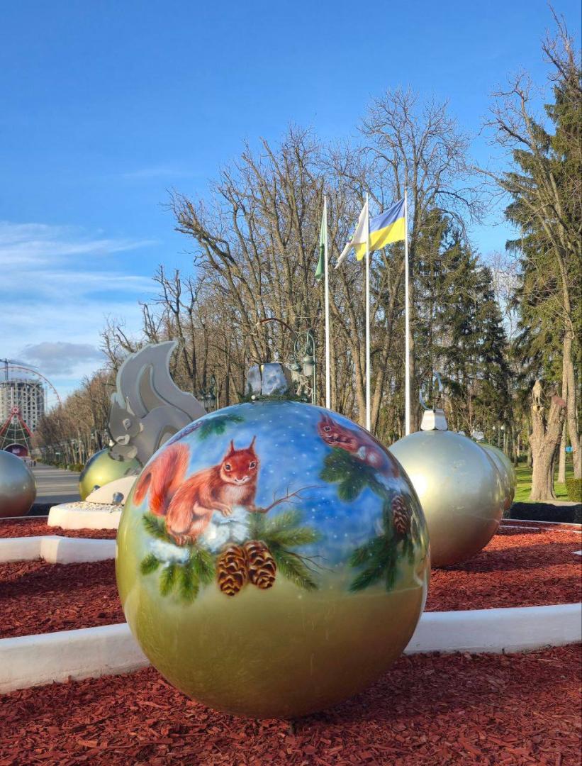 Огромные новогодние шары у центрального парка Харькова