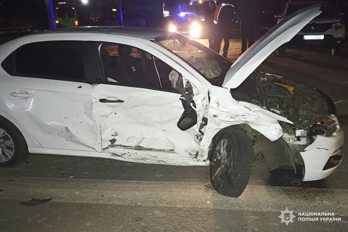 В Харькове BMW протаранил Peugeot: пострадали два человека
