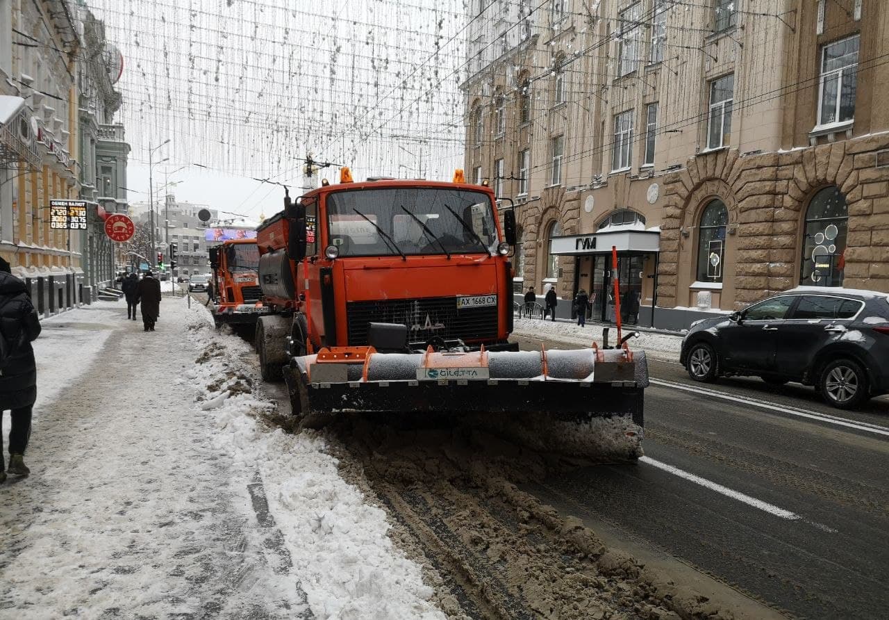 На автодорогах Харьковщины продолжается устранение последствий непогоды