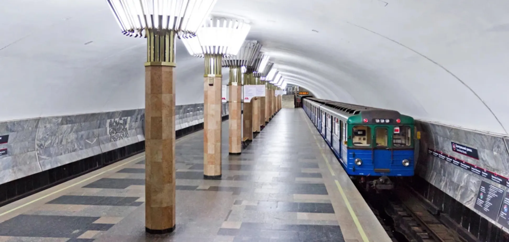 Поезда в метрополитене сейчас едут с очень маленькой скоростью