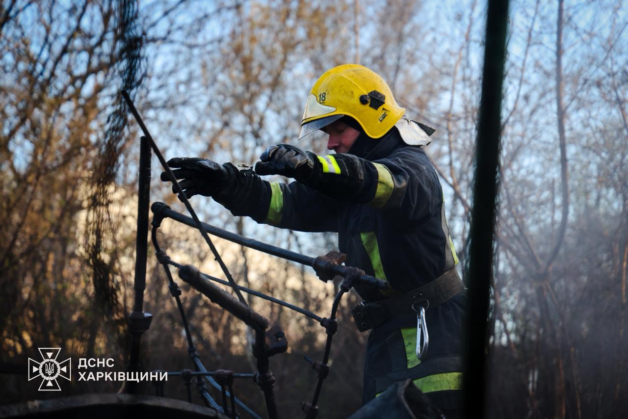 Сьогодні вранці у Харкові  дрон влучив у садове товариство: сталася пожежа